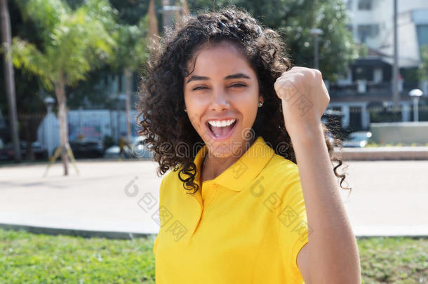 欢呼的拉丁美洲女孩，长发黑发