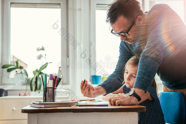 <strong>父亲帮助</strong>女儿完成家庭作业