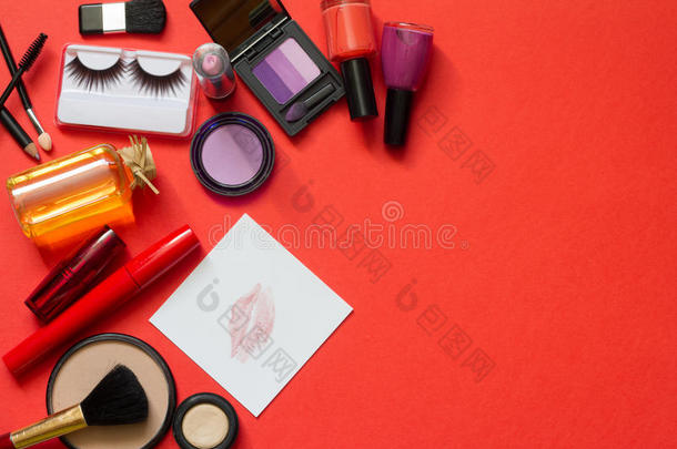 化妆品和红色口红在纸上的抽象背景