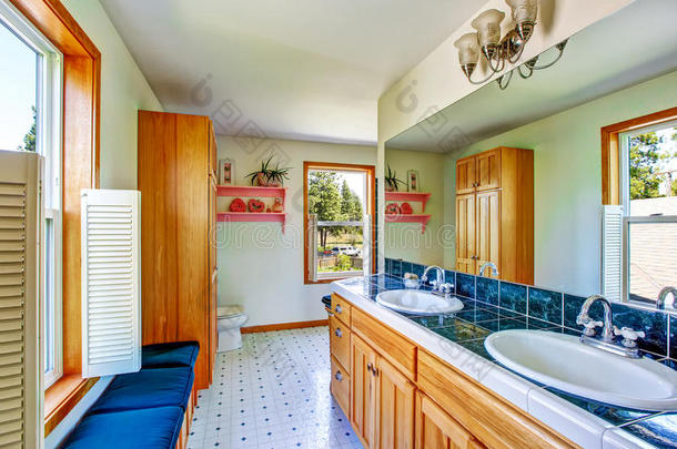 优雅的浴室内部与蓝色瓷砖台面和两个水槽