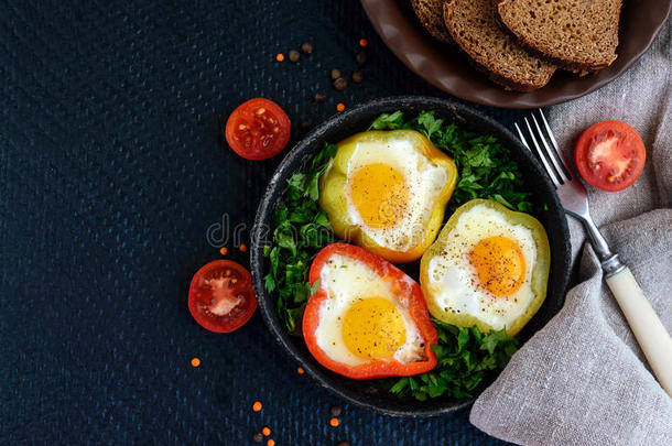 煎蛋在青椒环与草药和棕色面包-清淡饮食早餐。