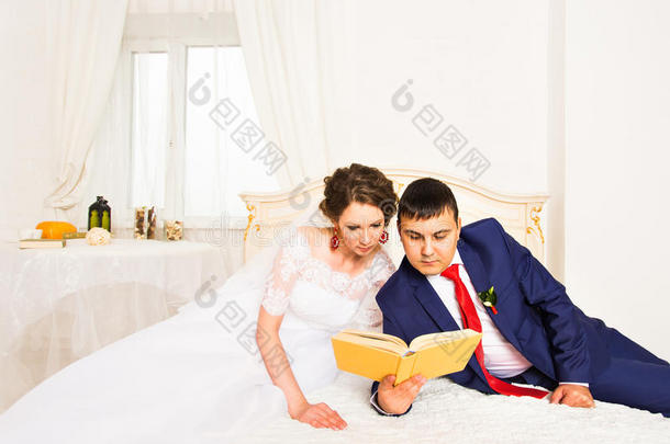 新娘和新郎阅<strong>读书籍</strong>，生活方式，婚姻，家庭，爱情，知识概念