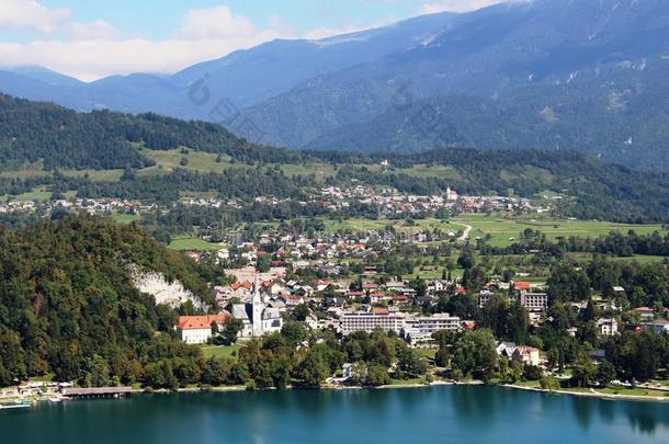 从斯洛韦尼亚的斯特拉萨（小山）看到的流血的城镇和湖泊