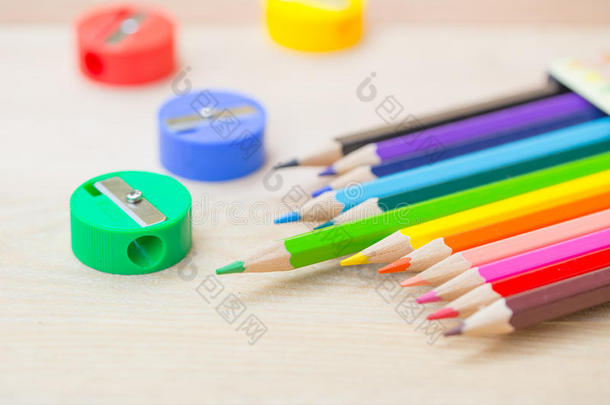 木<strong>桌背景</strong>上的彩色铅笔。
