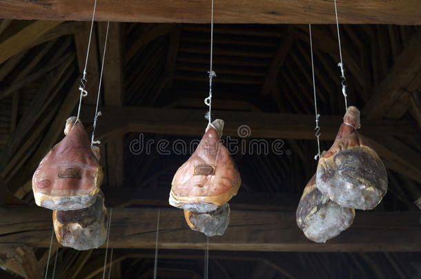 火腿挂在根特肉馆非常古老的木制天花板上