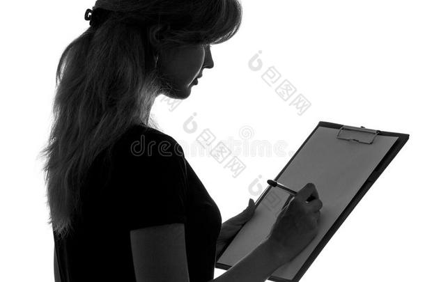 一个女人在办公室工作的黑白剪影，手里拿着一个文件夹和一支钢笔