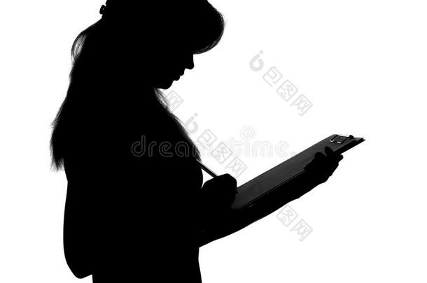 一个女人在办公室工作的<strong>黑白剪影</strong>，手里拿着一个文件夹和一支钢笔
