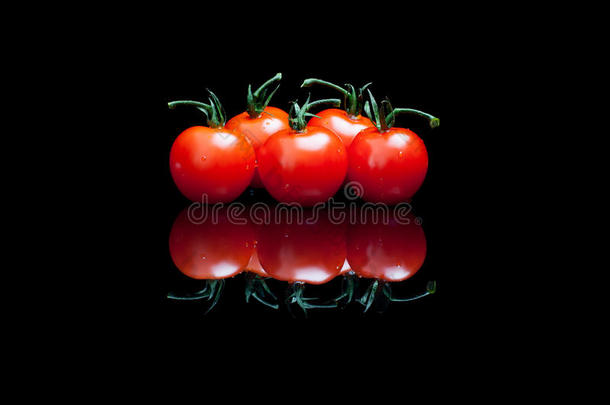 五个西红柿黑色背景