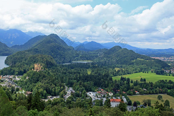 阿尔卑斯山吸引巴伐利亚美丽的美女