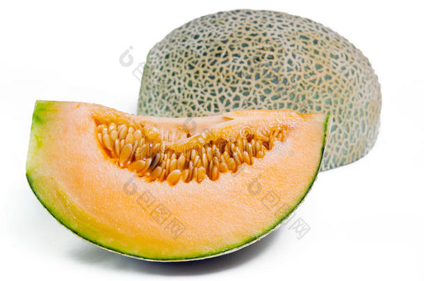 哈密瓜或瓜瓜一半，种子在白色