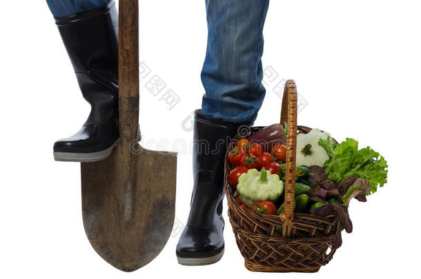 站在农民脚边的一篮子蔬菜