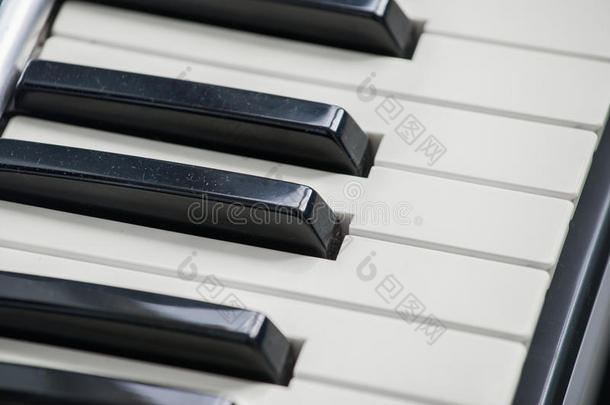 现代<strong>钢琴</strong>键盘的特写