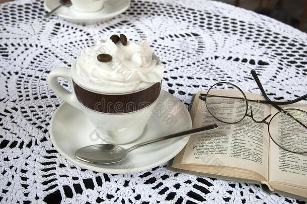 一杯咖啡和一本书