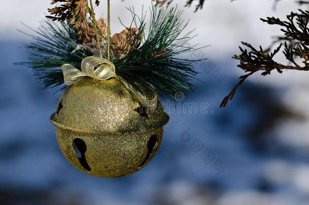 金色雪橇铃铛圣诞装饰装饰室外树