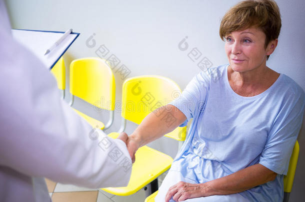医生在候<strong>诊室</strong>和病人握手