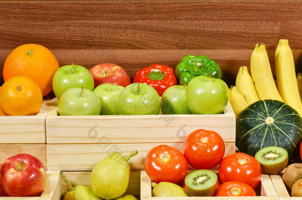 在超市安排新鲜水果和蔬菜