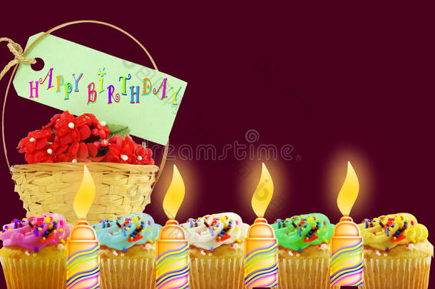 <strong>生日贺卡</strong>与纸杯蛋糕和蜡烛