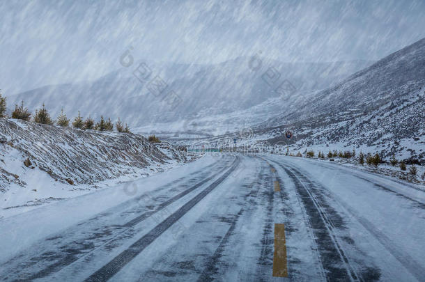 注意汽车小心暴风雪瓷器