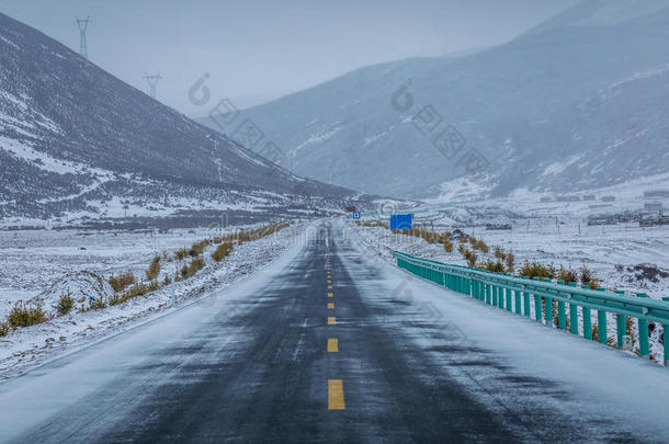 注意<strong>汽车小心</strong>暴风雪瓷器