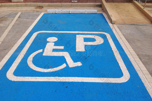 残疾人停车标志。 为残疾人停车