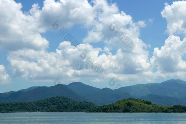 青山，湖泊，蓝天，白云