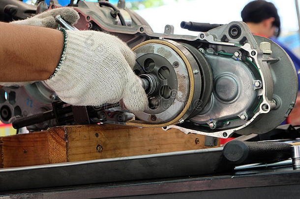 手的拆卸套件摩托车在维修服务。
