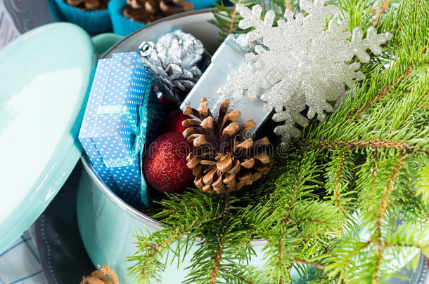 烹饪<strong>锅</strong>与云杉树枝，礼物和圣诞装饰