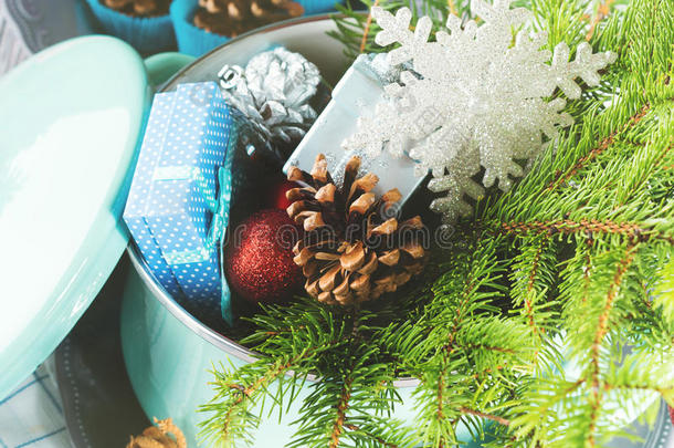 砂锅与云杉树枝，礼物和圣诞节装饰