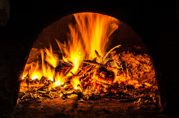 烤箱里的火。 在传统的烤炉里烧火做饭。