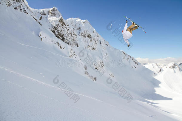 在山上飞<strong>滑雪</strong>者。 <strong>极限</strong>冬季运动。