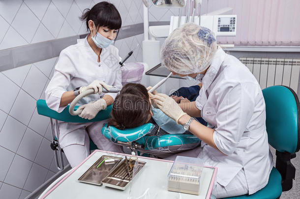 牙科诊所，深色皮肤的牙科治疗。