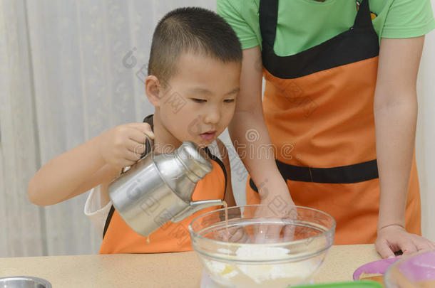 男孩小孩童年中国人烹调