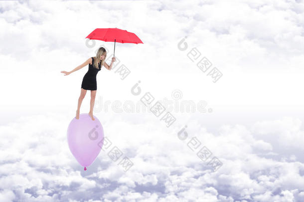 带着红色雨伞的女孩赤<strong>脚踩</strong>着气球飞进来