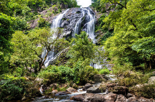 美丽的瀑布在雨林，九龙兰国家公园在坎邦佩奇，泰国