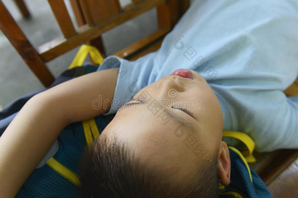 睡着的男孩小孩童年中国人