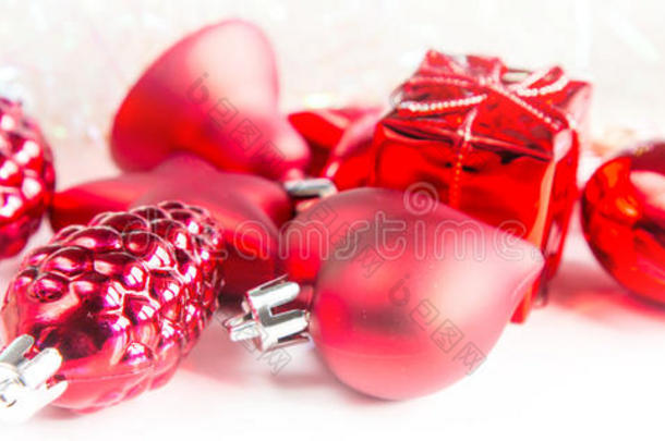 圣诞假期<strong>装饰</strong>品，红心，松果，<strong>铃铛</strong>，白色背景上的礼物，可复制