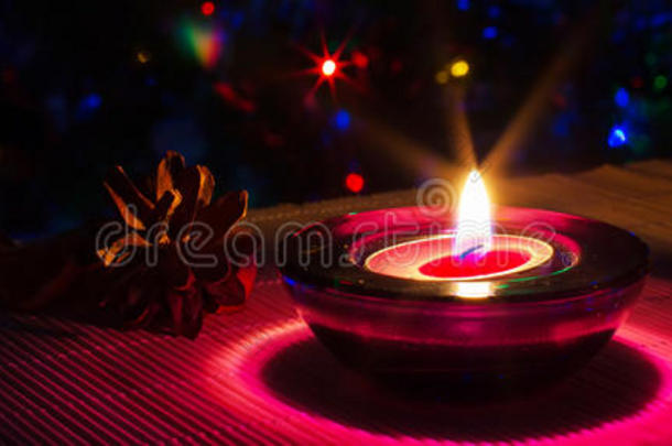 <strong>圣诞</strong>假期背景与<strong>紫色</strong>蜡烛和彩色灯光与合作空间