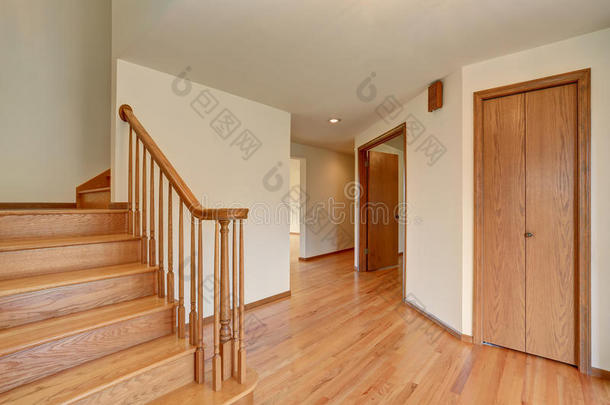 走廊内部与硬木地板。 木制楼梯的景色。