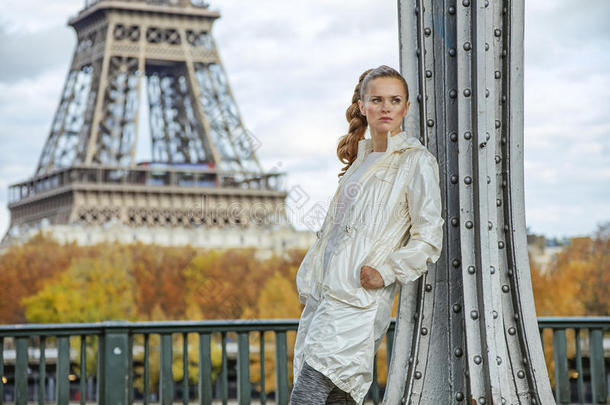健身妇女对抗埃菲尔铁塔看着远方，巴黎