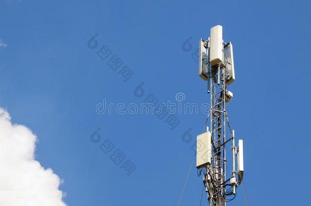 通信天线塔与蓝天，电信技术。 m