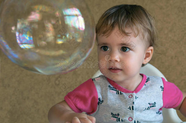 两岁的女孩的照片<strong>激起</strong>了一个巨大的圆形泡沫