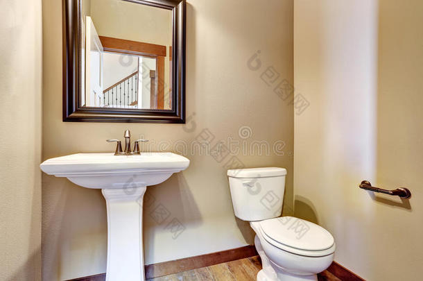 浴室内部。 白色水槽，厕所和镜子的视图