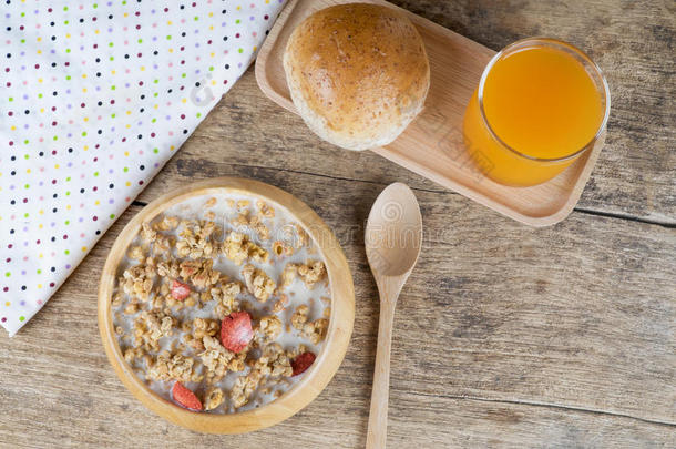 一碗早餐<strong>莫斯利</strong>与燕麦和小麦片混合干果和坚果在一个木碗。