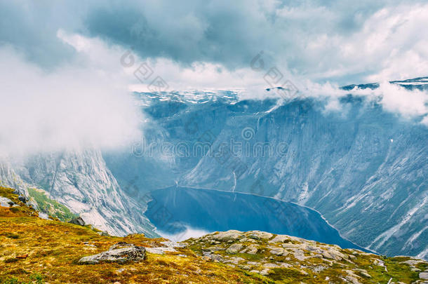云层，蓝天笼罩着挪威的山脉和湖泊景观。 挪威的本质
