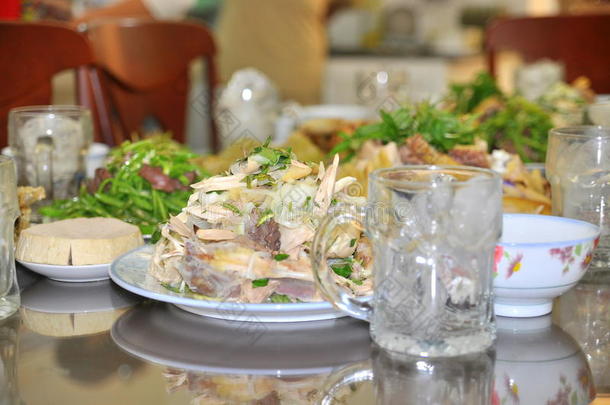 农历新年越南每家每户都有鸡、春卷和米饭的传统年终晚会