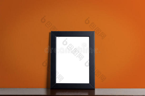 橙色背景上的黑色相框。
