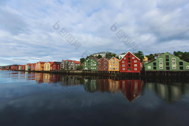 挪威特隆赫姆的一座不同颜色的房子