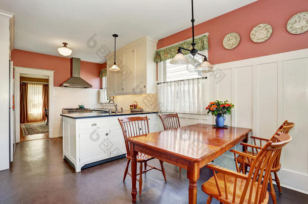 经典厨房房间，白色橱柜，花岗岩台面和<strong>硬木</strong>地板。
