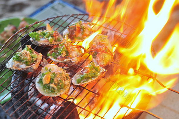 在热火上烧烤贝类和海鲜