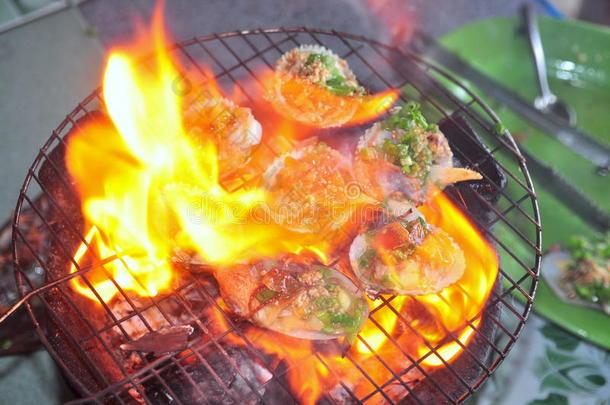 在热火上烧烤贝类和海鲜